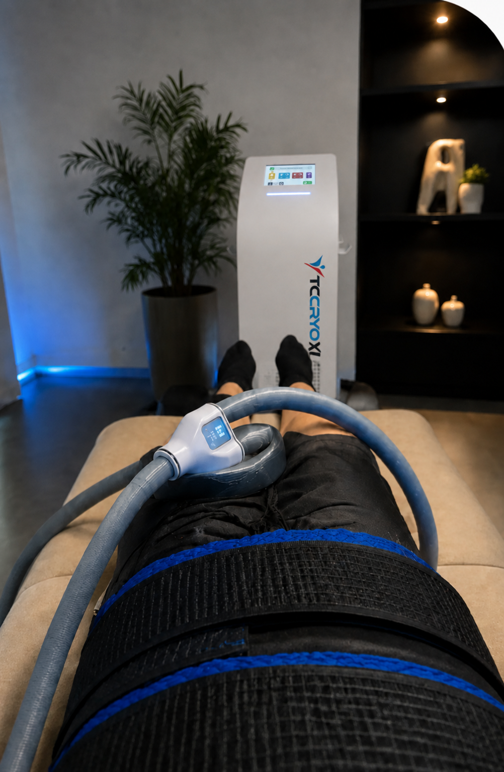 TC Cryo applicator op de buikzone tijdens een behandeling in de studio